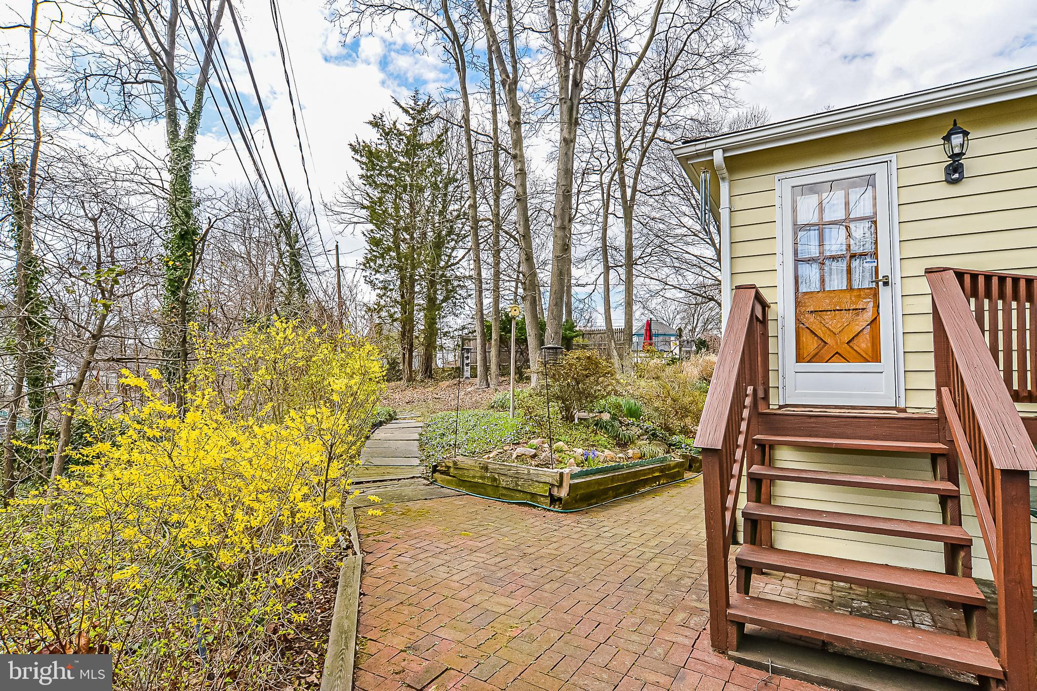 8605 Briarcroft Lane Laurel, MD 20708 - Photo 29 of 38 Lots of areas to relax & entertain.