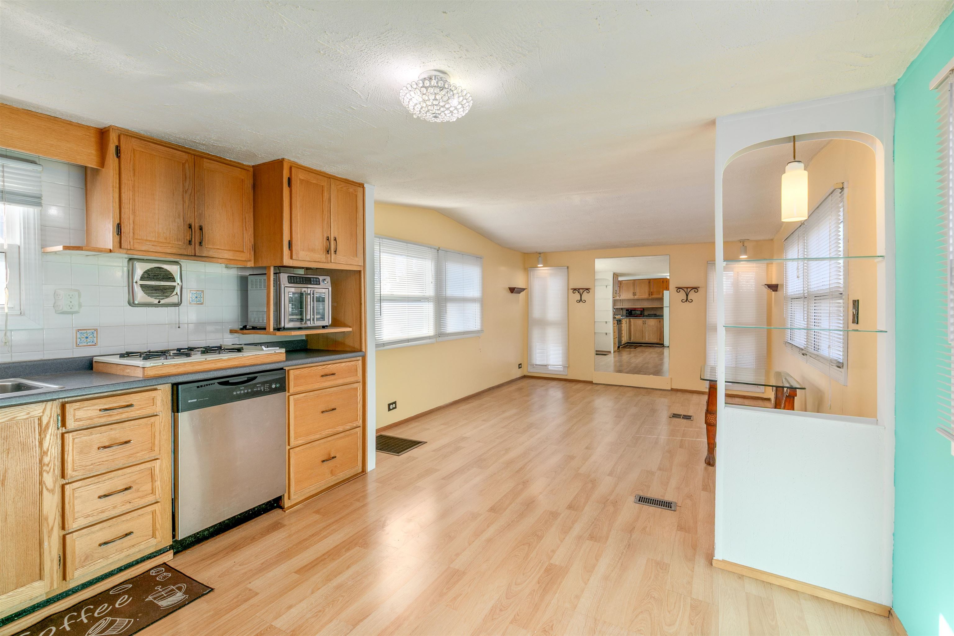 8 Gardner Avenue Salem, NH 03079 - Photo 4 of 24