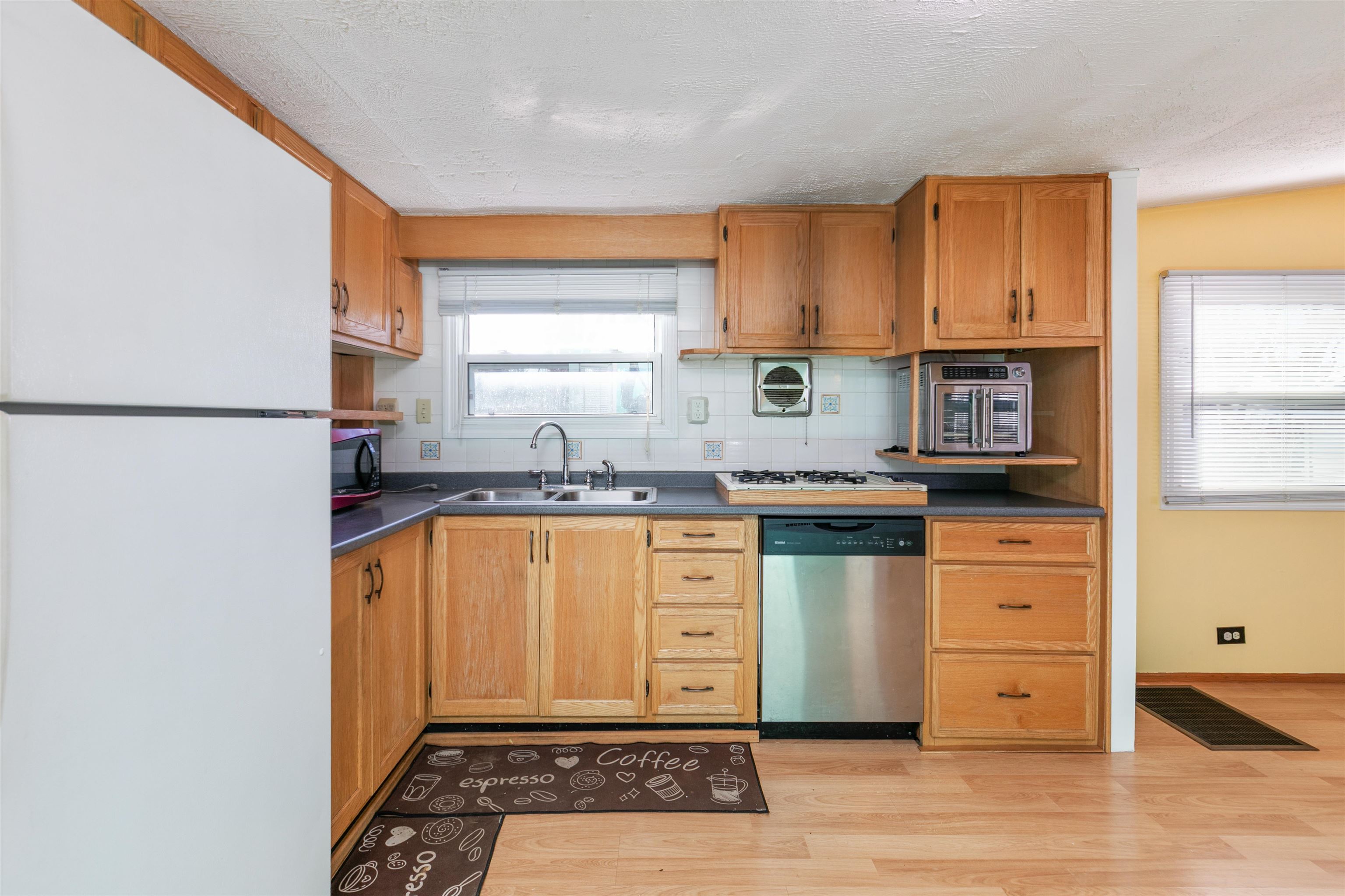 8 Gardner Avenue Salem, NH 03079 - Photo 5 of 24