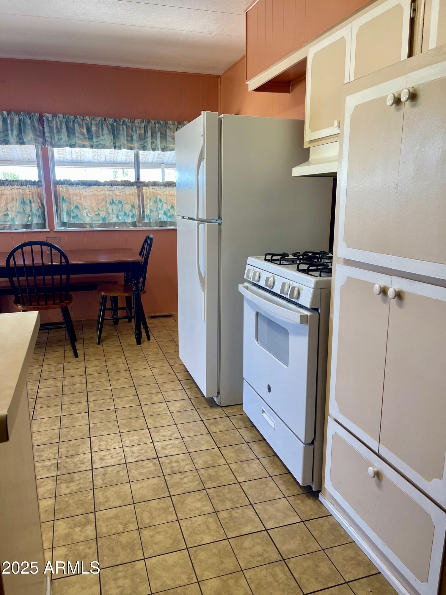 5201 West Camelback Road, Unit C110 Phoenix, AZ 85031 - Photo 28 of 37 Stove