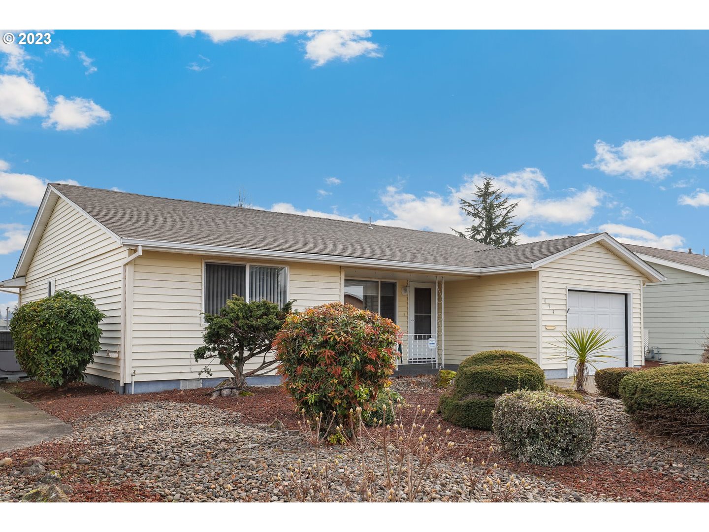 654 Oregon Way Woodburn, OR 97071 - Photo 4 of 32 Gallery Image 4