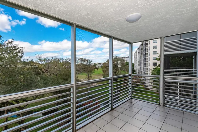 $295,000 | 625 Oaks Drive, Unit 503, Pompano Beach, FL 33069