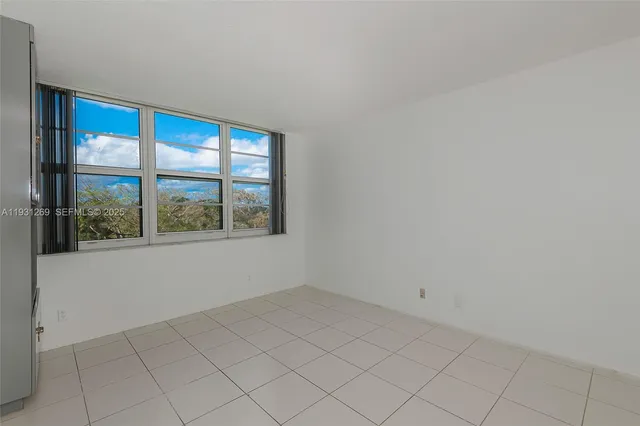 $295,000 | 625 Oaks Drive, Unit 503, Pompano Beach, FL 33069