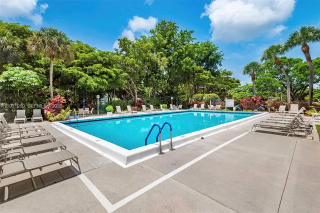 $295,000 | 625 Oaks Drive, Unit 503, Pompano Beach, FL 33069