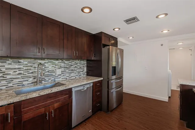 $295,000 | 625 Oaks Drive, Unit 503, Pompano Beach, FL 33069