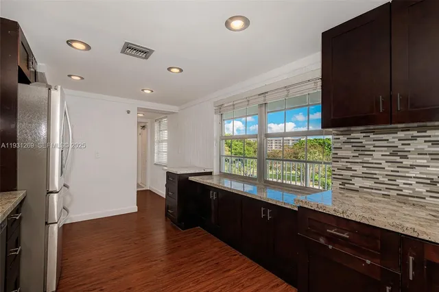 $295,000 | 625 Oaks Drive, Unit 503, Pompano Beach, FL 33069