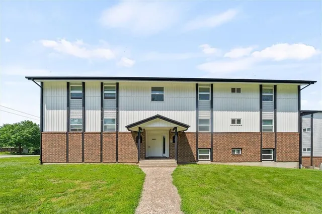 $865,000 | 1002 Twin Oaks Terrace, Harrisonville, MO 64701