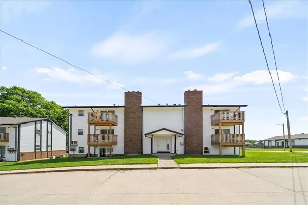 $865,000 | 1002 Twin Oaks Terrace, Harrisonville, MO 64701