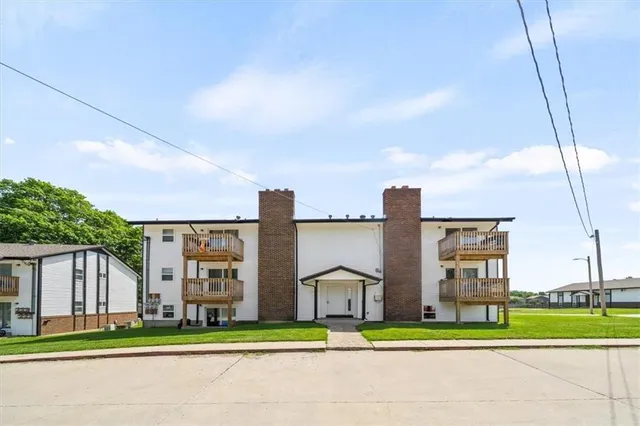 $865,000 | 1002 Twin Oaks Terrace, Harrisonville, MO 64701