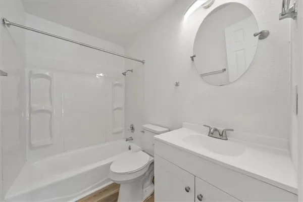 $865,000 | 1002 Twin Oaks Terrace, Harrisonville, MO 64701