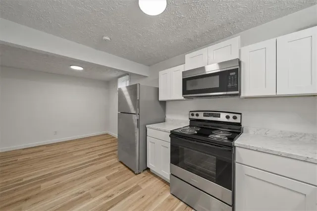 $865,000 | 1002 Twin Oaks Terrace, Harrisonville, MO 64701