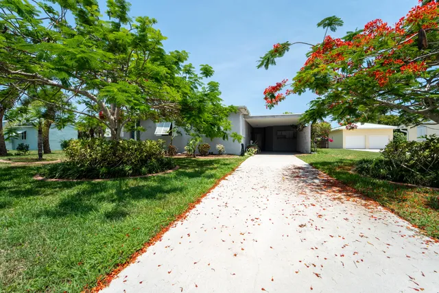 a view of yard with green space