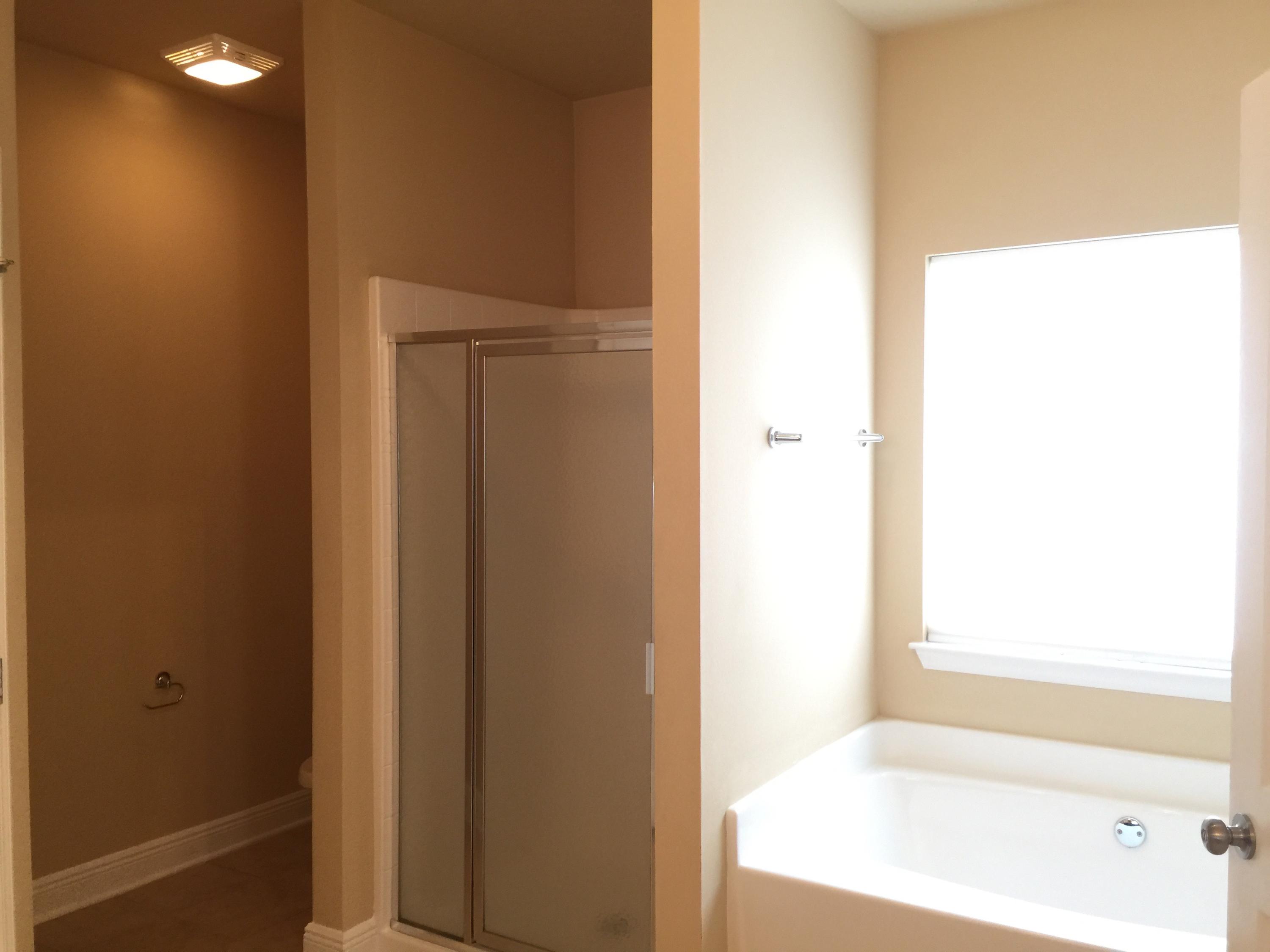 660 Red Fern Road Crestview, FL 32536 - Photo 16 of 32 a bathroom with a bathtub