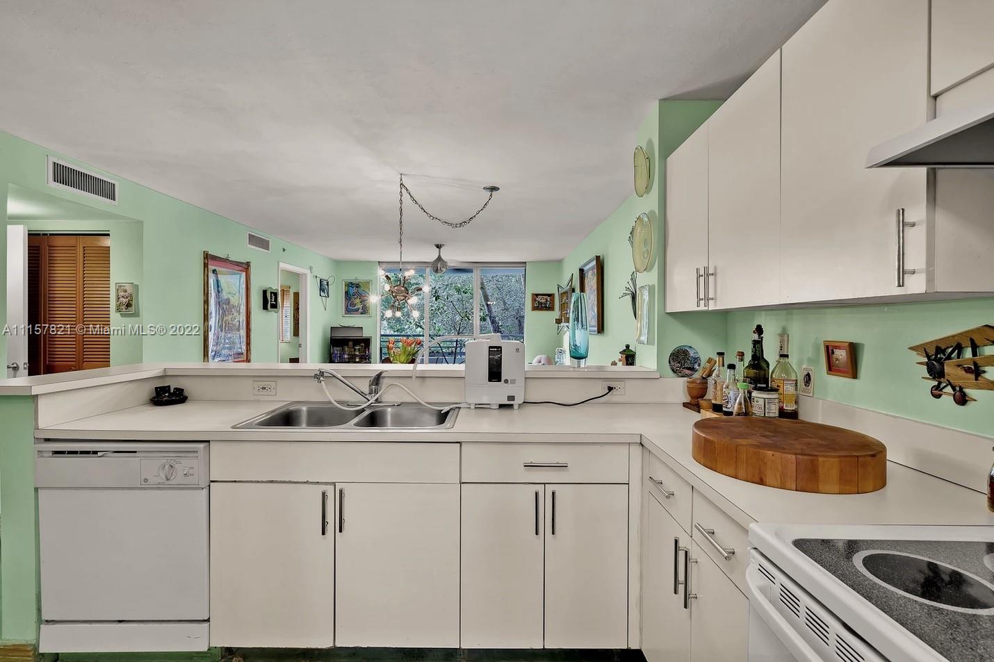 1401 Bay Road, Unit 209 Miami Beach, FL 33139 - Photo 18 of 37 Kitchen