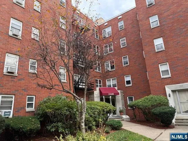 $2,150 | 2340 Linwood Avenue, Unit 2C, Fort Lee, NJ 07024