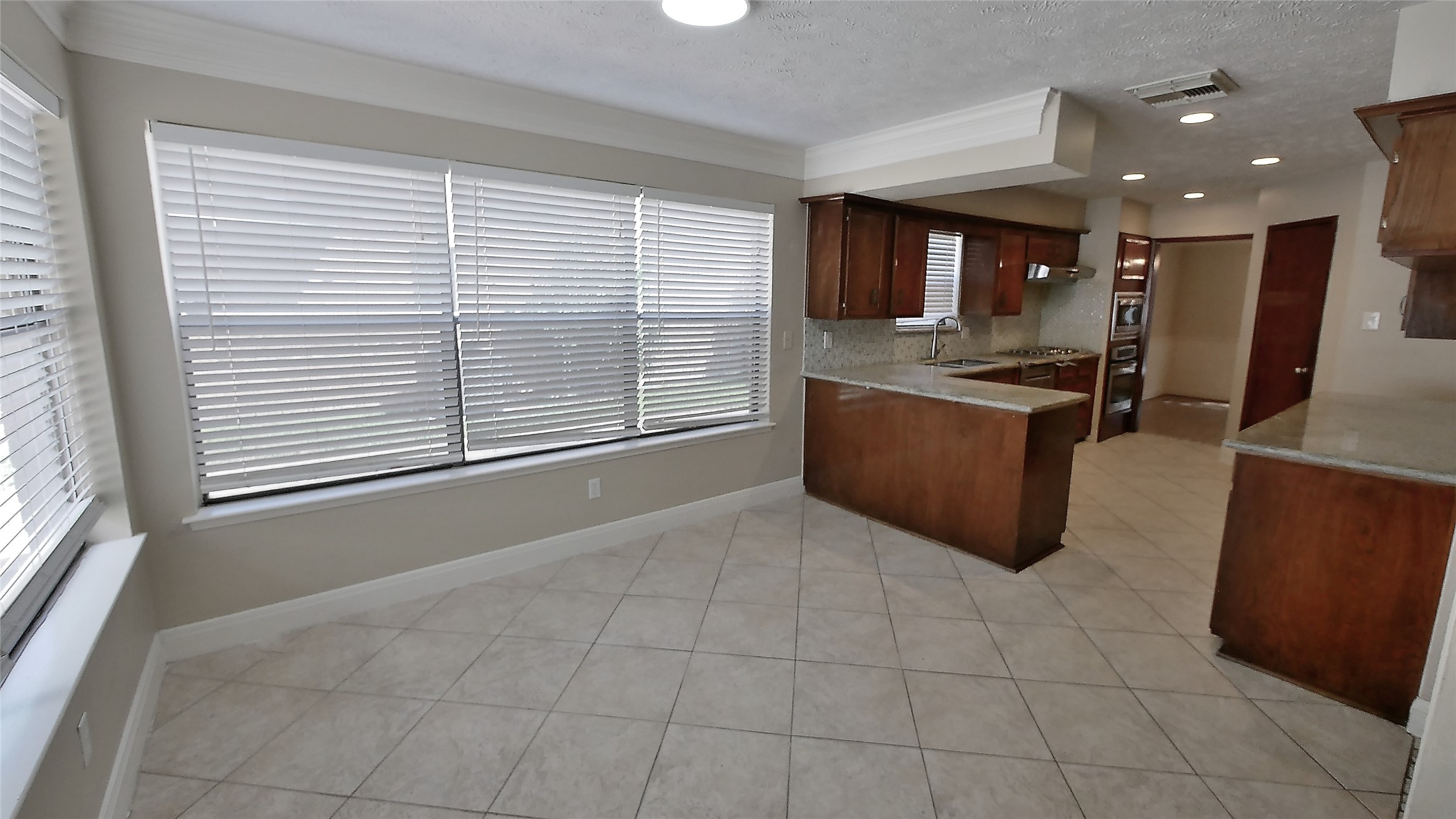 21626 Park Tree Lane Katy, TX 77450 - Photo 9 of 28 Breakfast Area looking into Kitchen