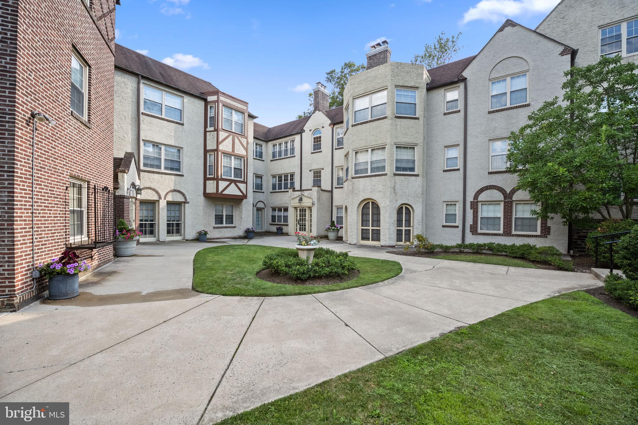 Elegant Tudor Courtyard