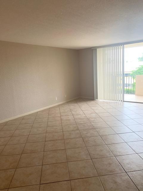1000 Spanish River Road, Unit 3B Boca Raton, FL 33432 - Photo 3 of 28 Living