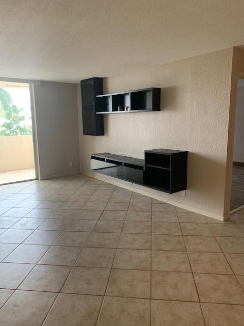 1000 Spanish River Road, Unit 3B Boca Raton, FL 33432 - Photo 4 of 28 Living