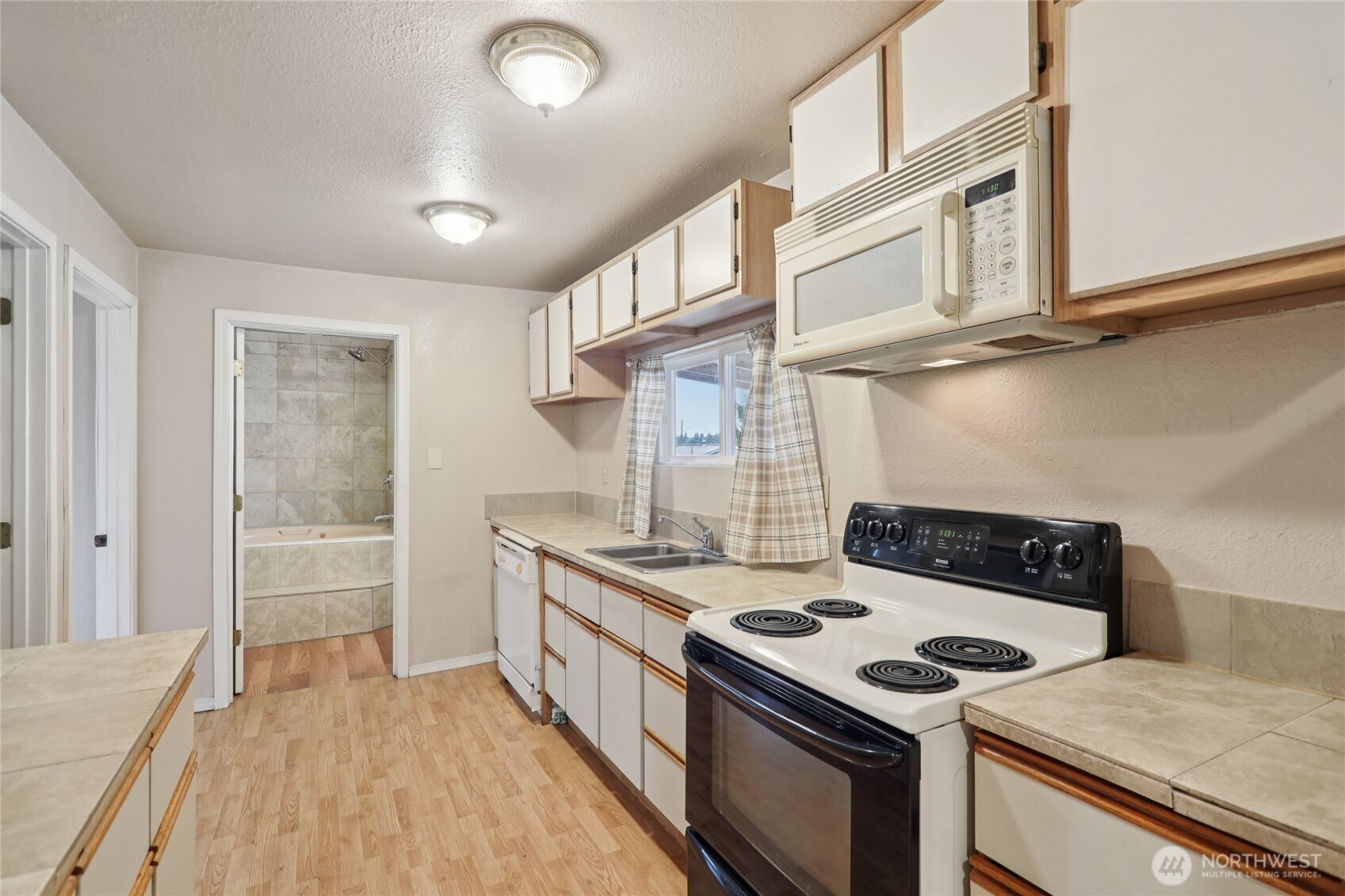 8649 18th Avenue Southwest Seattle, WA 98106 - Photo 11 of 31