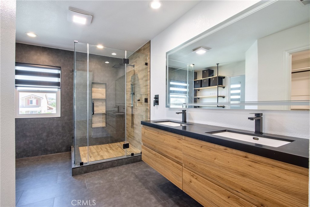 23126 Teil Glen Road Wildomar, CA 92595 - Photo 21 of 48 a spacious bathroom with a granite countertop sink mirror and bathtub