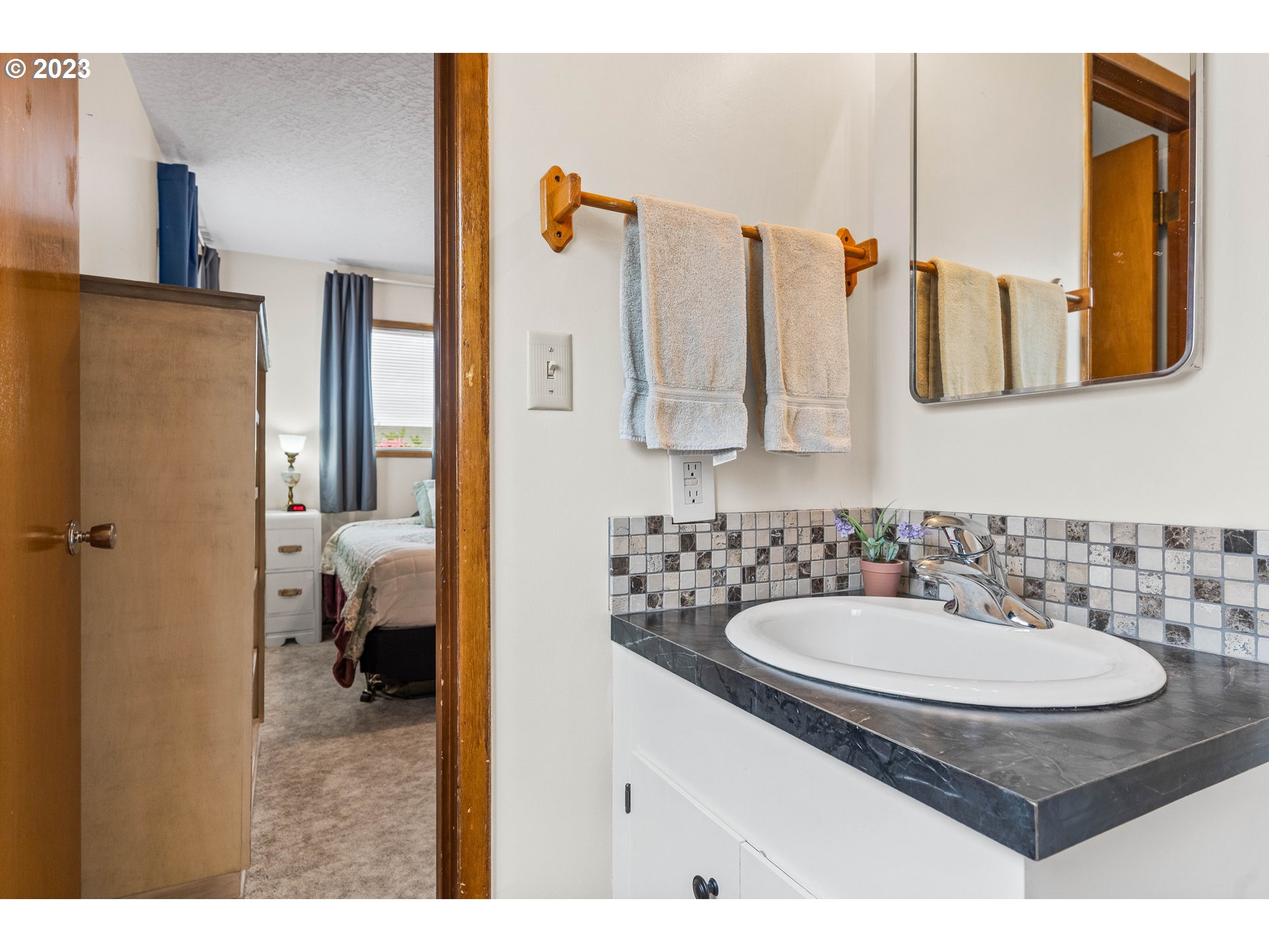 943 Oregon Way Woodburn, OR 97071 - Photo 20 of 39 a en suite bathroom with a sink and mirror