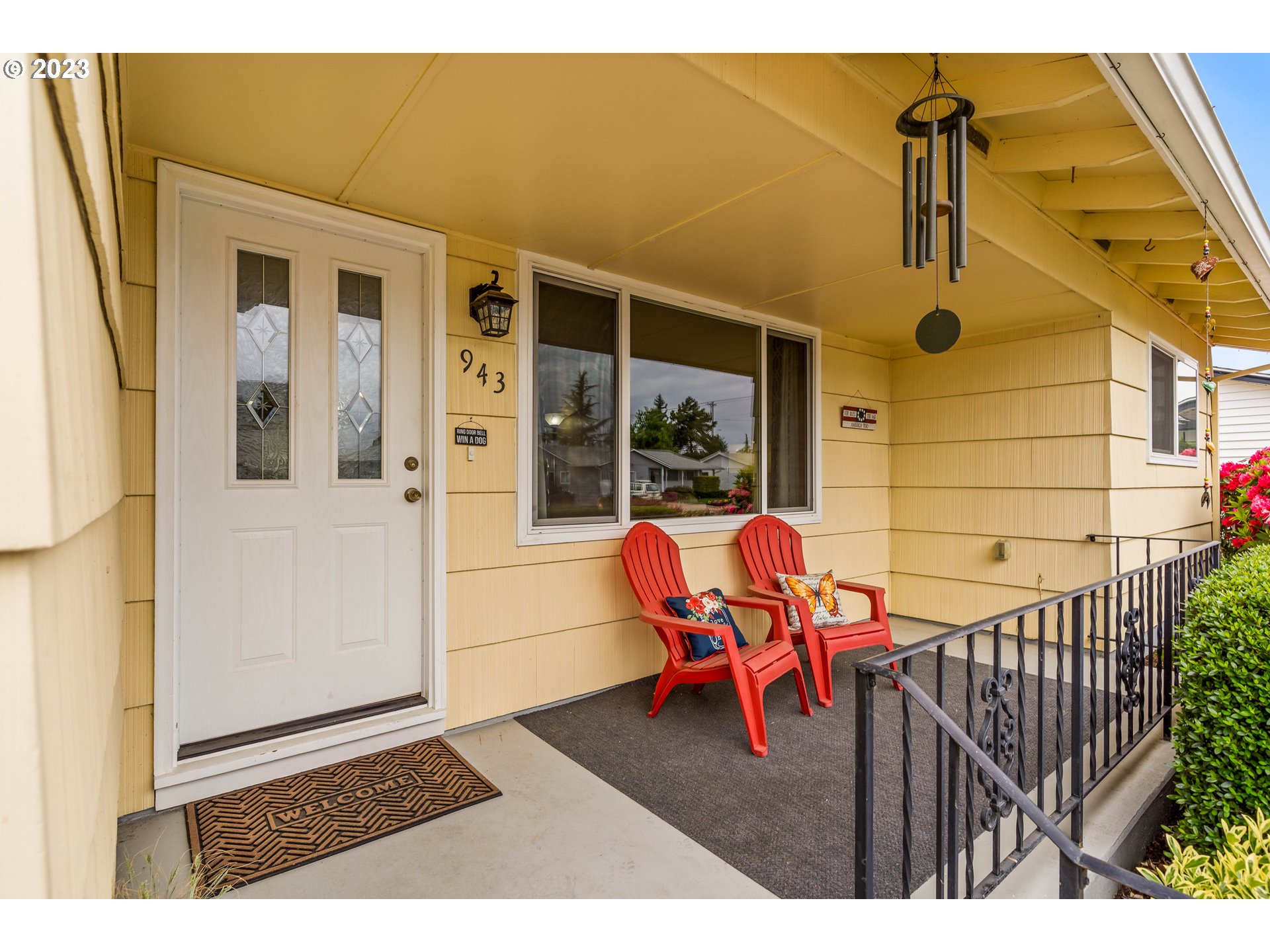 943 Oregon Way Woodburn, OR 97071 - Photo 2 of 39 a view of a balcony with table and chairs