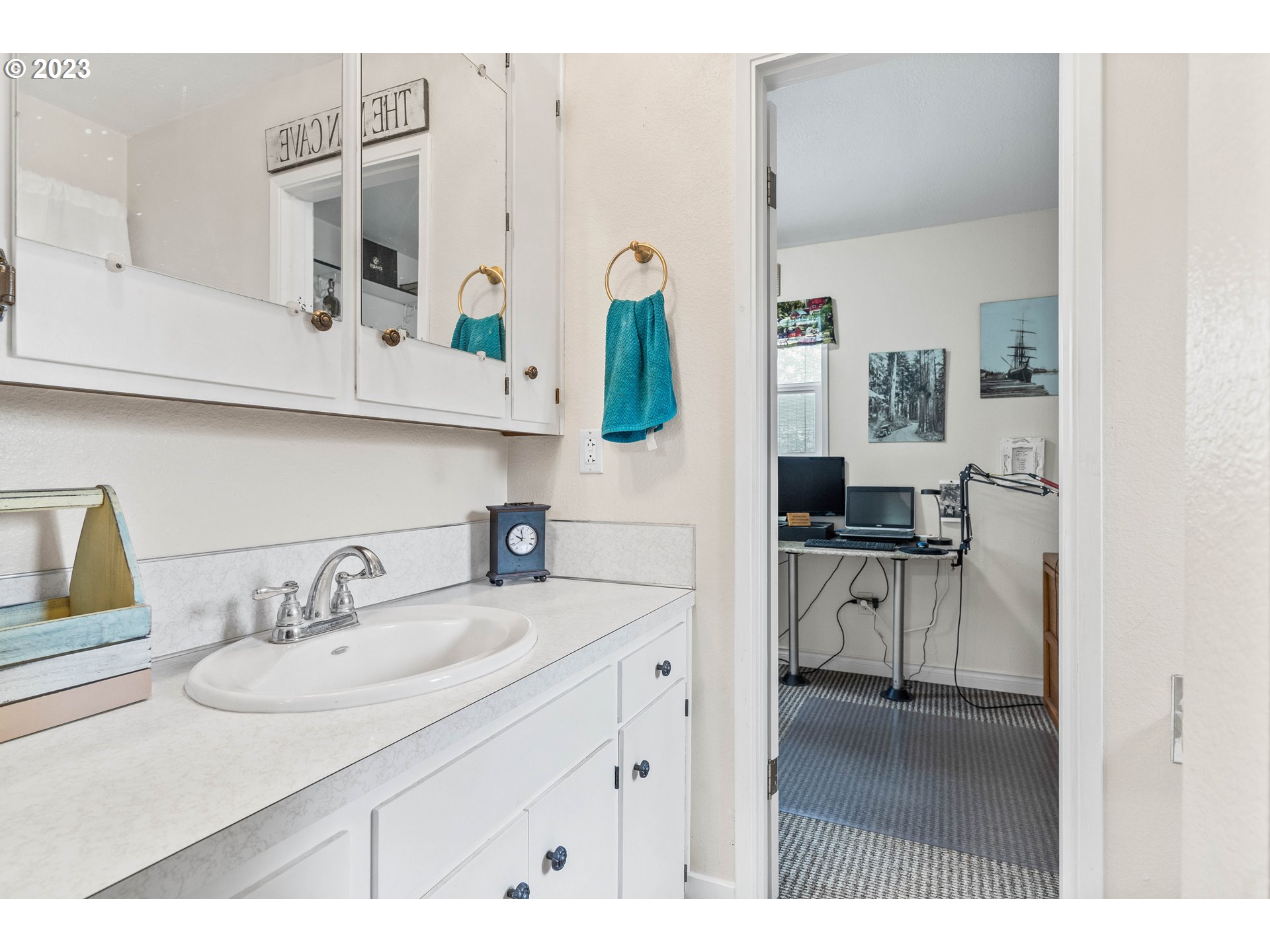 943 Oregon Way Woodburn, OR 97071 - Photo 23 of 39 a en suite bathroom with a sink and a mirror