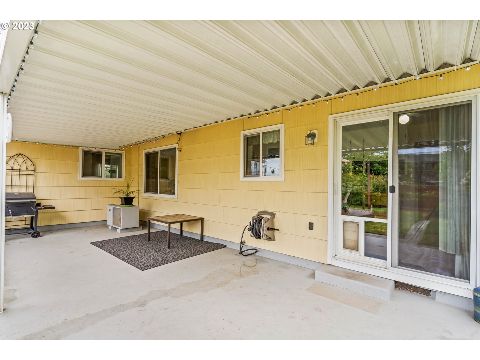 943 Oregon Way Woodburn, OR 97071 - Photo 28 of 39 a backyard of a house with seating space