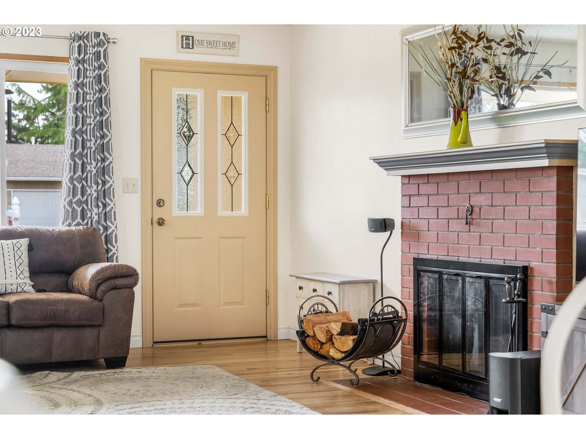 943 Oregon Way Woodburn, OR 97071 - Photo 3 of 39 a living room with furniture and a fireplace