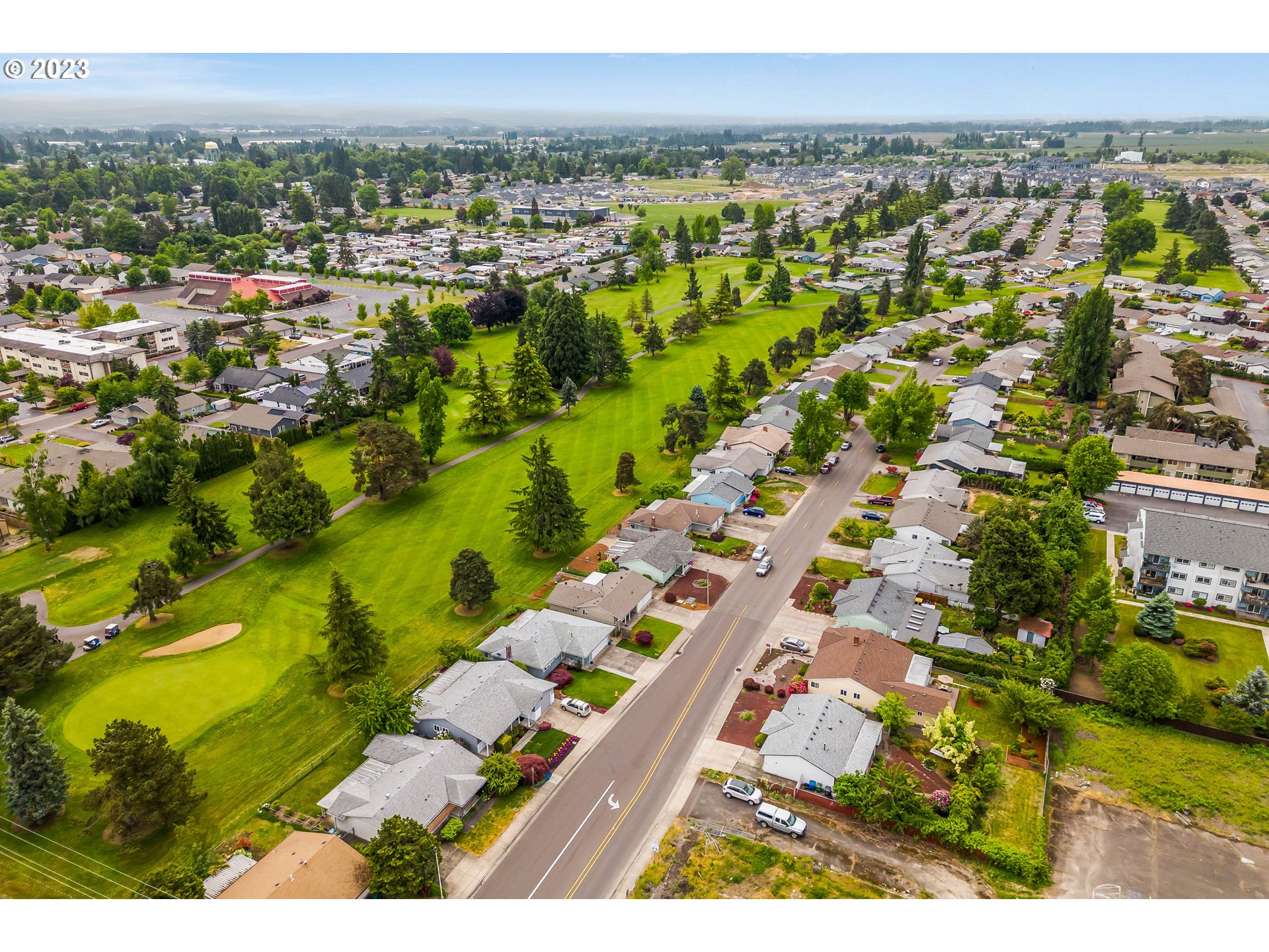 943 Oregon Way Woodburn, OR 97071 - Photo 38 of 39 a view of city and mountain