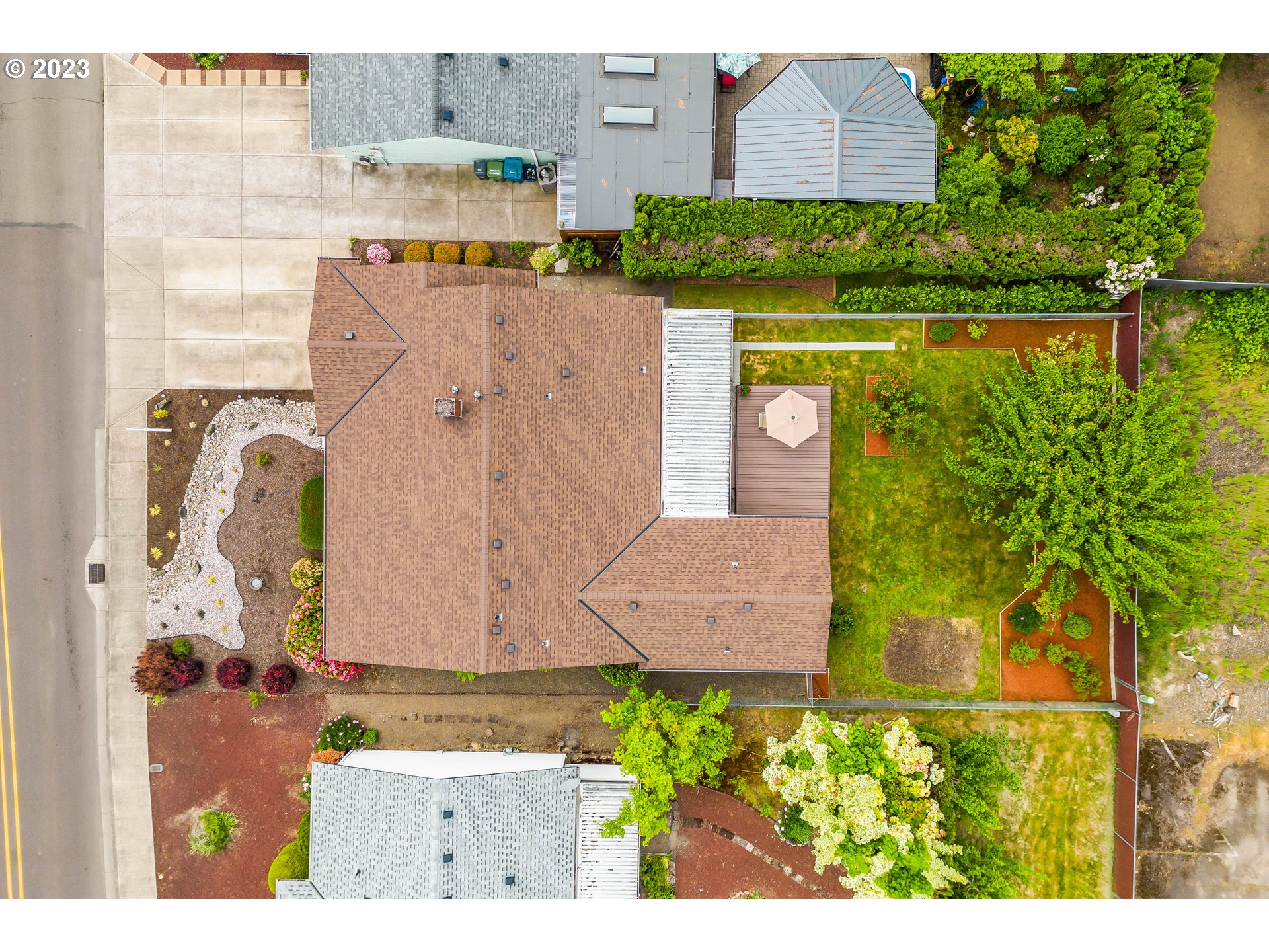 943 Oregon Way Woodburn, OR 97071 - Photo 39 of 39 an aerial view of a house with a yard swimming pool and outdoor seating