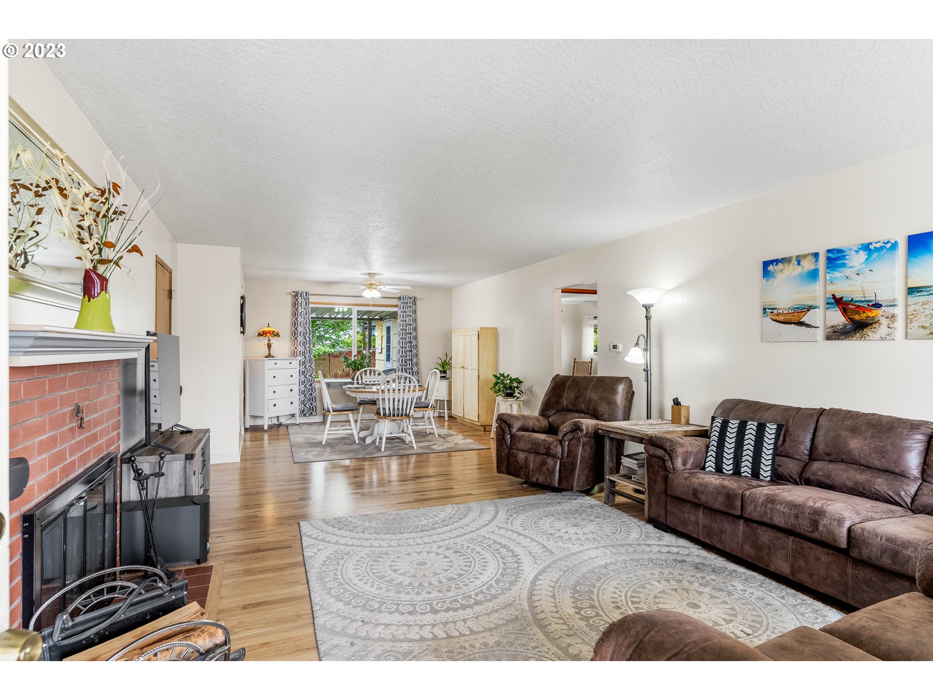 943 Oregon Way Woodburn, OR 97071 - Photo 4 of 39 a living room with furniture