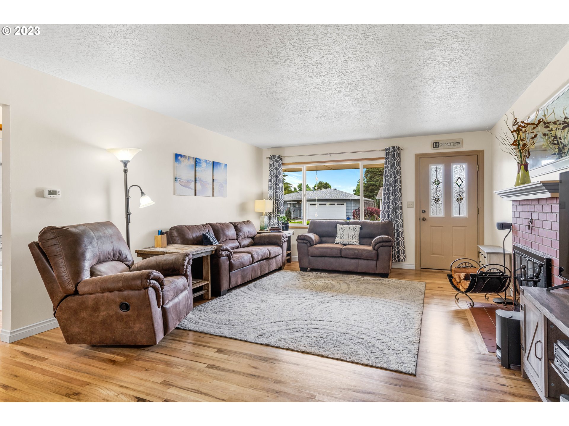 943 Oregon Way Woodburn, OR 97071 - Photo 5 of 39 a living room with furniture and a large window