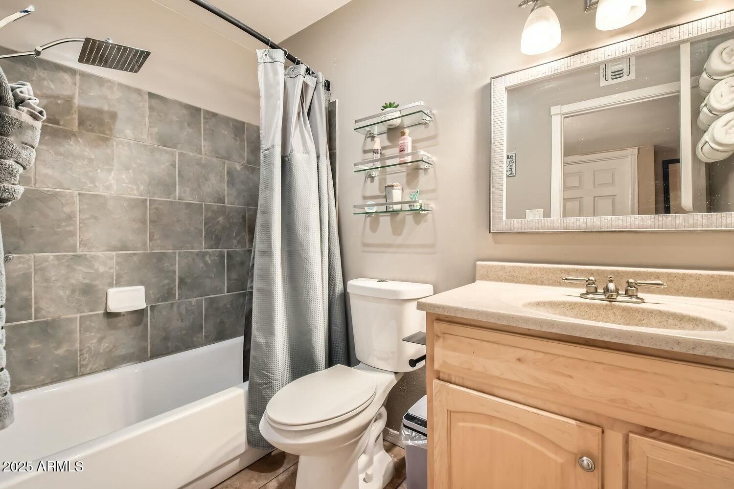 9031 North 14th Street Phoenix, AZ 85020 - Photo 18 of 33 a bathroom with a sink toilet and shower