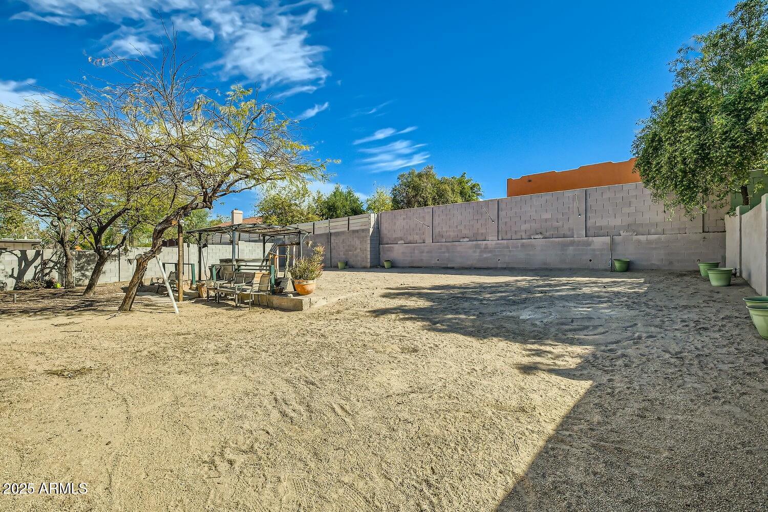9031 North 14th Street Phoenix, AZ 85020 - Photo 27 of 33 a view of a yard with a house