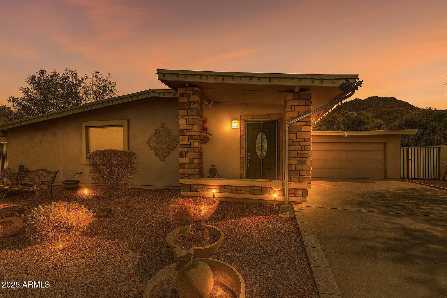 9031 North 14th Street Phoenix, AZ 85020 - Photo 3 of 33 a backyard of a house