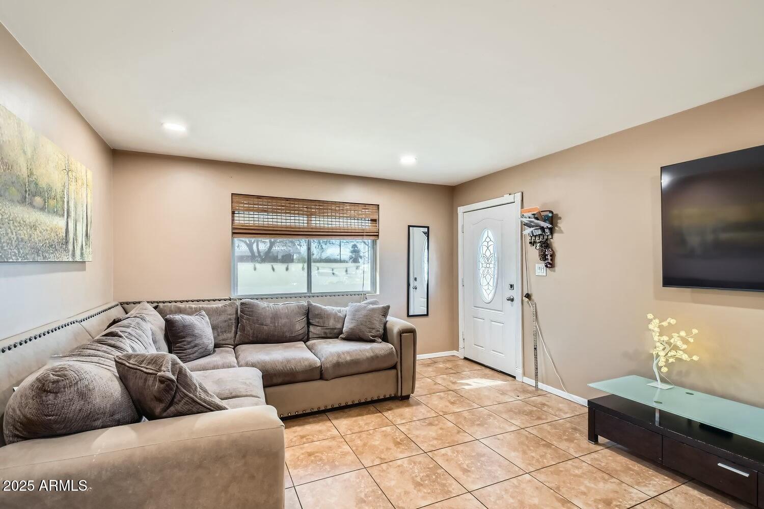 9031 North 14th Street Phoenix, AZ 85020 - Photo 4 of 33 a living room with furniture and a flat screen tv