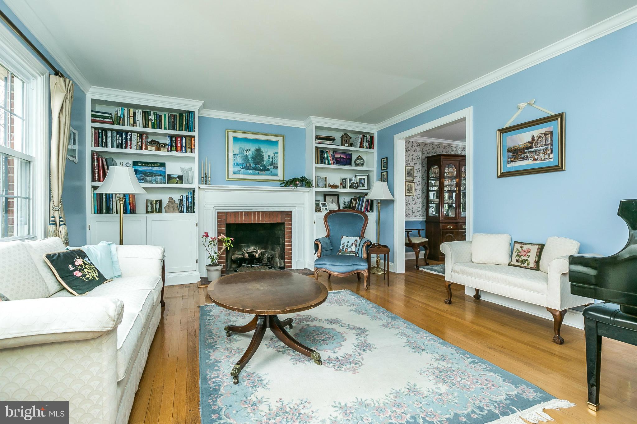 Living Room w/ Gas Fireplace