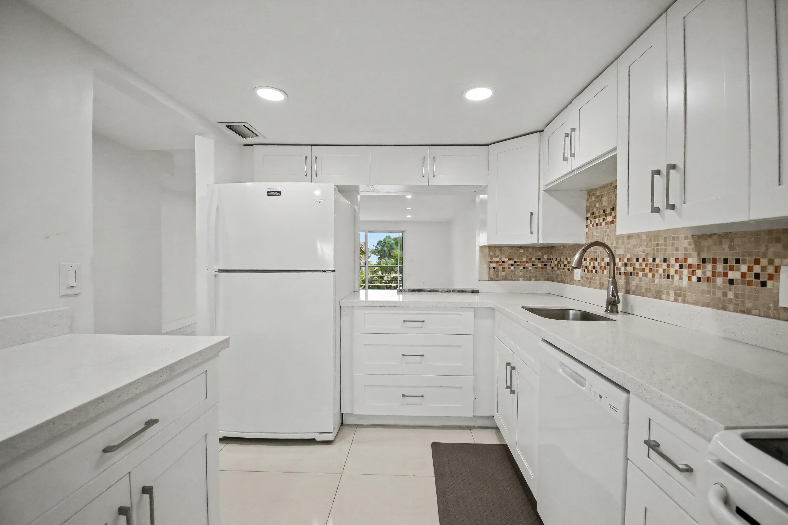 10110 Boca Entrada Boulevard, Unit 305 Boca Raton, FL 33428 - Photo 5 of 15 519018DA-EC5D-45B5-8DC8-8A627954D586