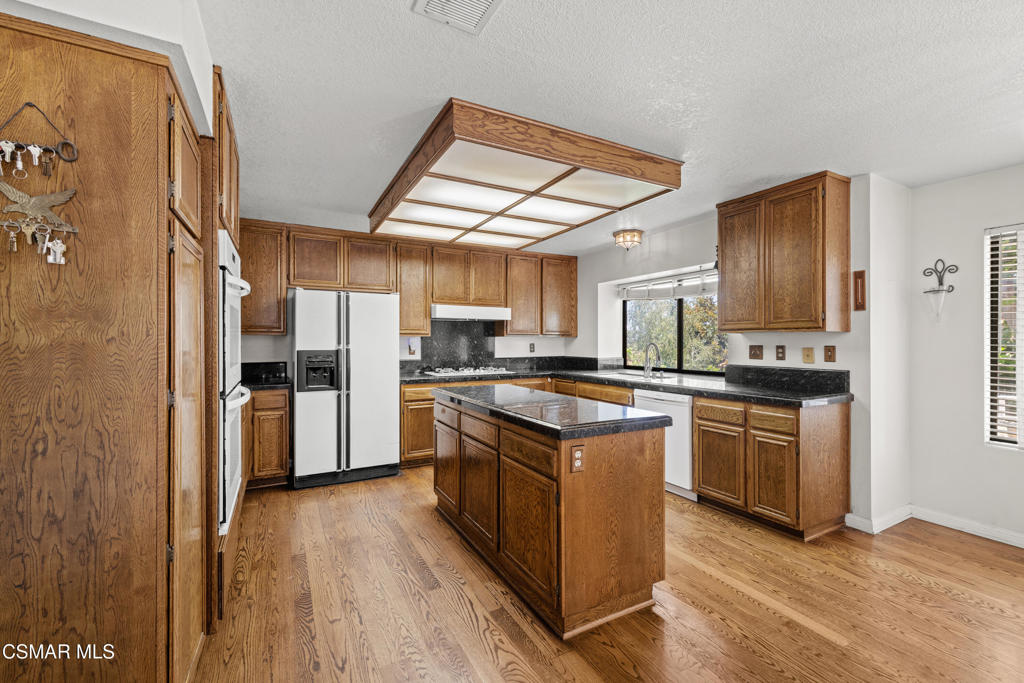24154 Mentry Drive Newhall, CA 91321 - Photo 7 of 30