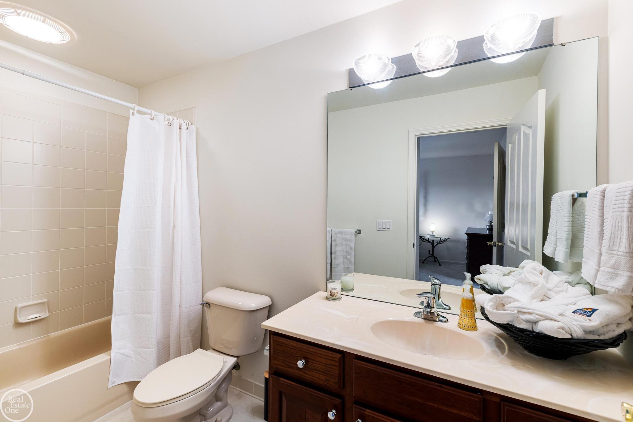 2457 Andover Boulevard Rochester, MI 48306 - Photo 32 of 74 50127734-31.JPG