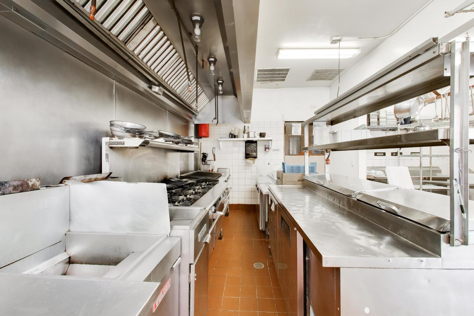 2114 West Roscoe Street Chicago, IL 60618 - Photo 8 of 21