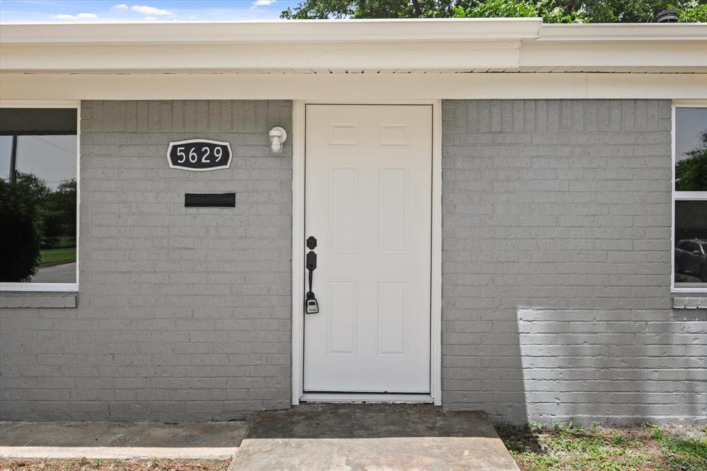 5629 Maceo Lane Fort Worth, TX 76112 - Photo 4 of 25 a view of a door