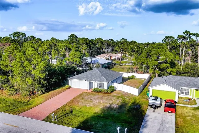 a view of a houses with a yard