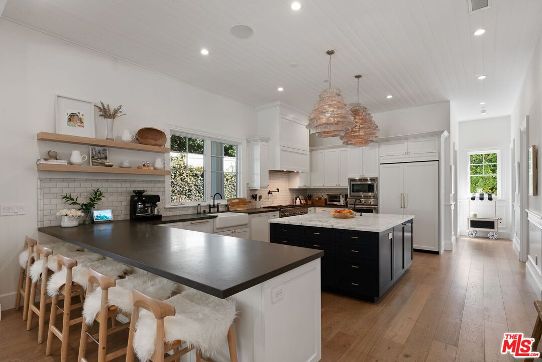 12090 Chalon Road Los Angeles, CA 90049 - Photo 10 of 47 Gallery Image 10
