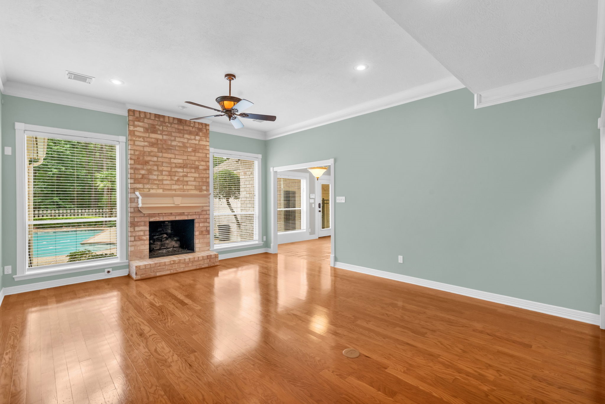 142 West Shadowpoint Circle The Woodlands, TX 77381 - Photo 9 of 50