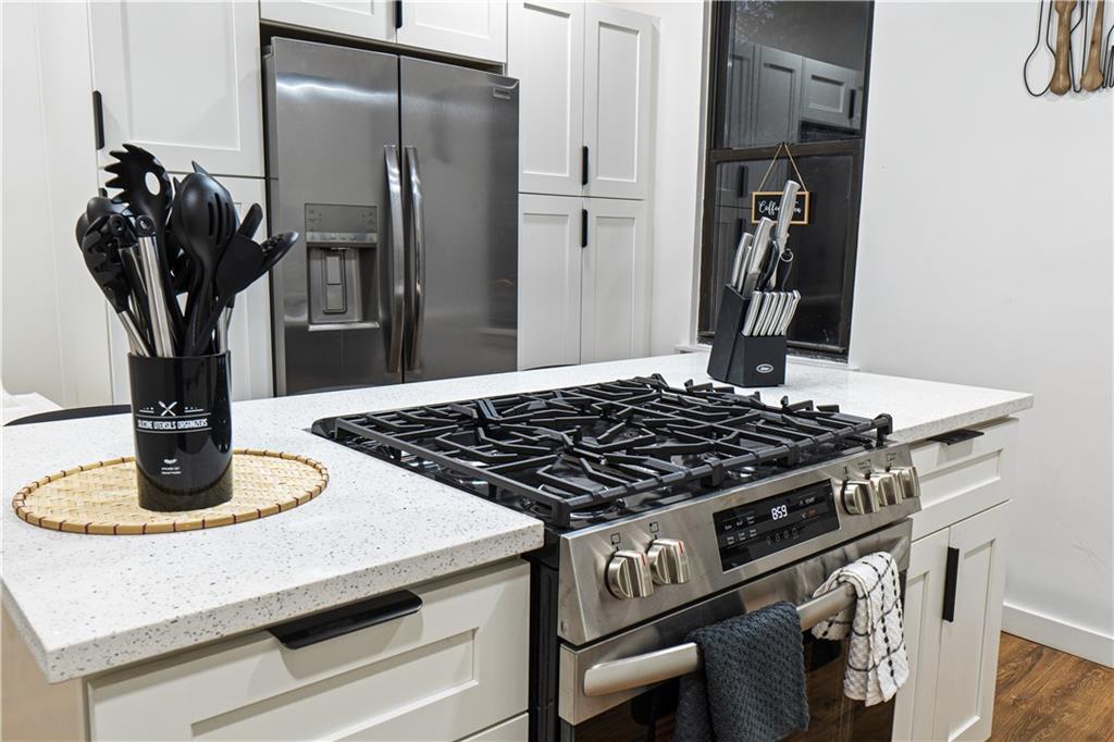 525 Alpine Avenue Pittsburgh, PA 15212 - Photo 12 of 26 Set your inner chef free - a range that you can enjoy cooking on.