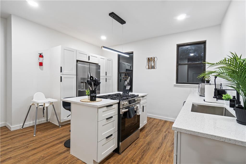 525 Alpine Avenue Pittsburgh, PA 15212 - Photo 9 of 26 Clean, practical and well equipped - it even comes with a high chair!