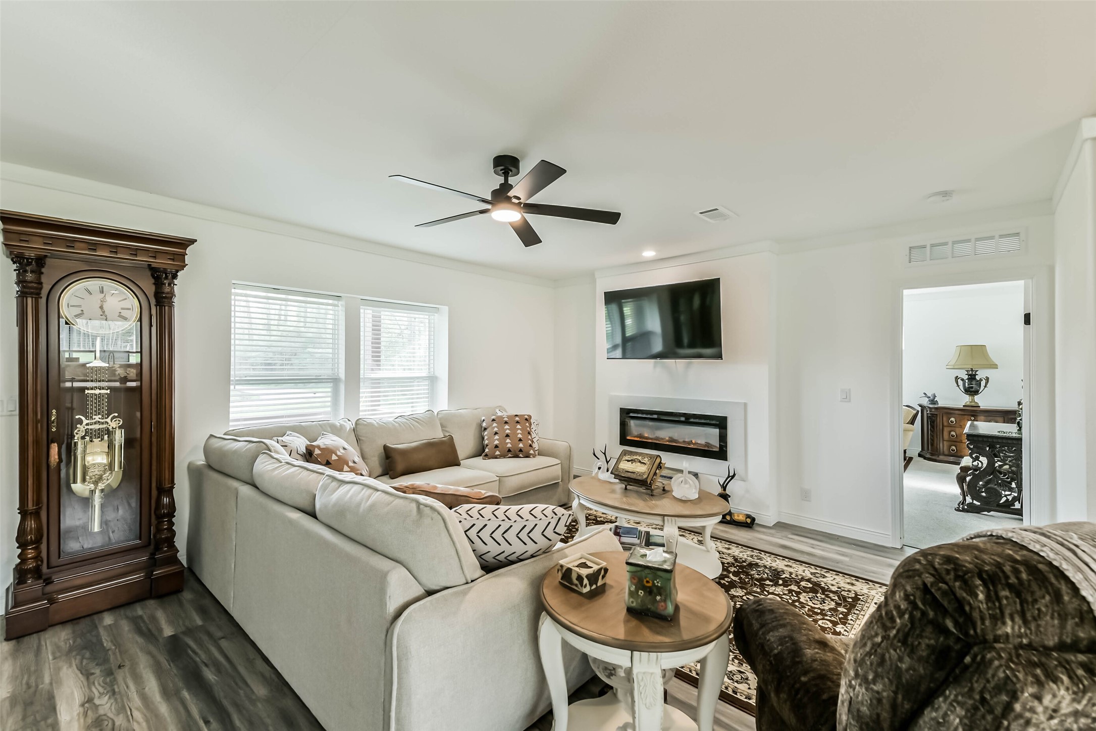 17700 Fregia Road Hull, TX 77564 - Photo 10 of 42 Living area w/ Ambient lit, electric fireplace